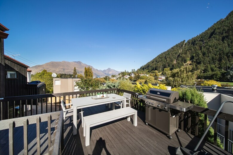 16 Guests. Unique, Central, Mountain & Lake Views