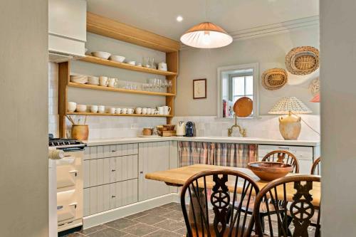 Rustic Private Cottage With 2 King Beds In Old Centre - Groeninghe