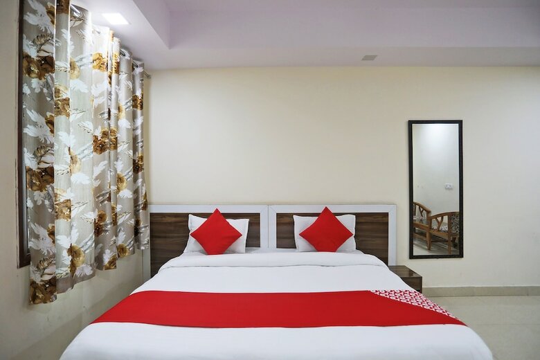 Hotel Oyo 13306 Rampal Palace