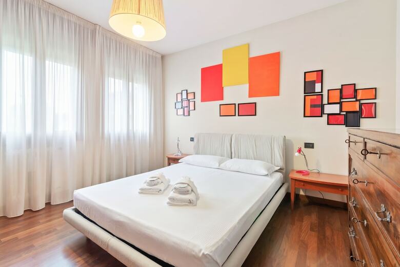 Torre Roomy Apartment