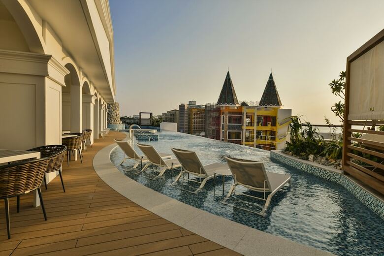 Hotel Lequ Okinawa Chatan Spa & Resort