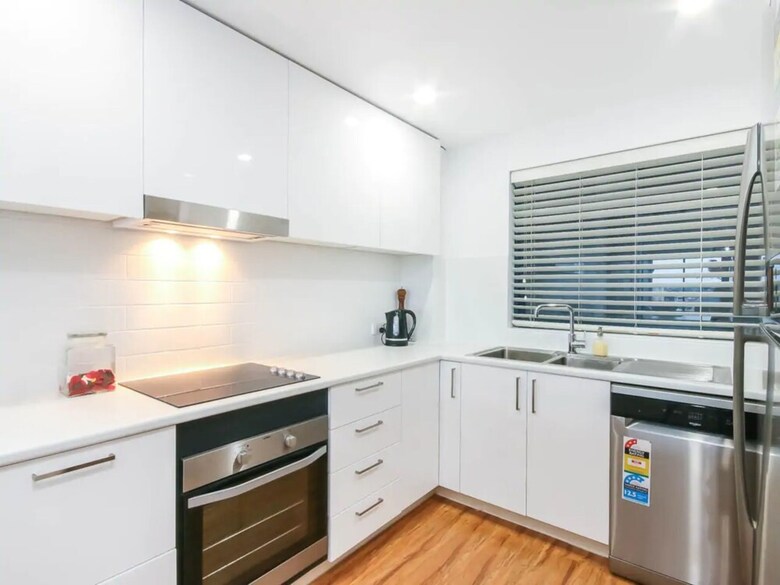 Modern 2 Bedroom River View Apartment In Docklands