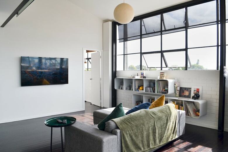 Stylish 2 Bedroom Loft Apartment With Parking