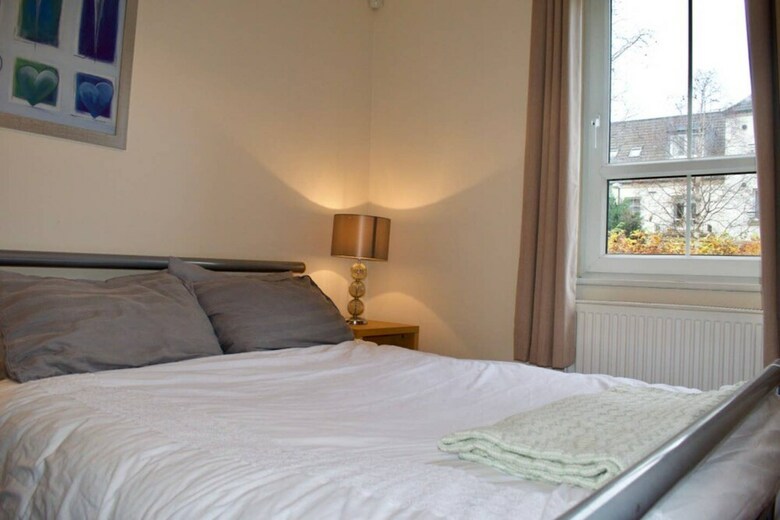 Bright And Spacious Apartment Near City Centre