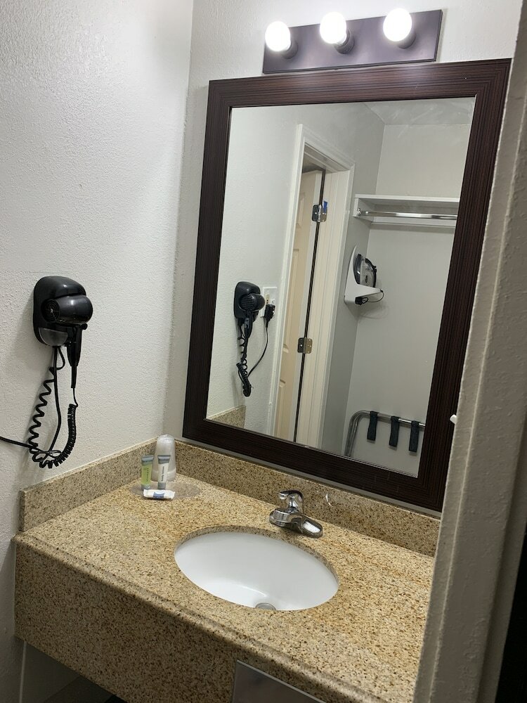 Hotel Orange Inn & Suites
