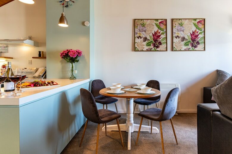 Beautiful Spacious Lake View City Townhouse
