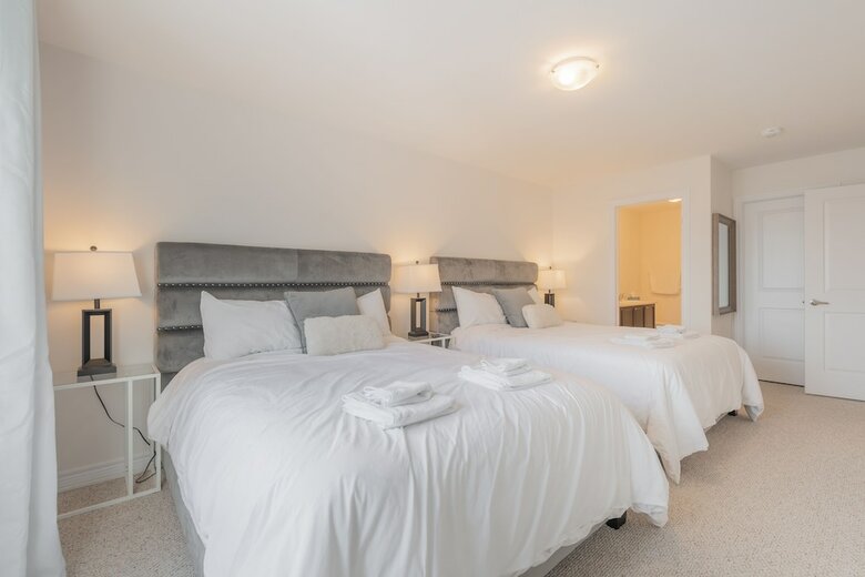 Elegant Brand New Town House