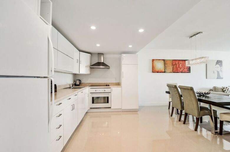 1 Bedroom +den Bay View Or620
