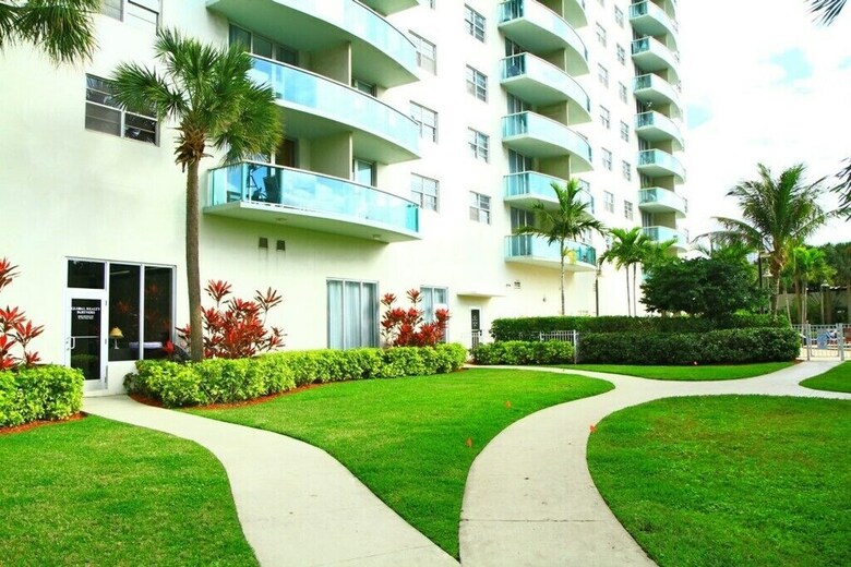 Premium 1 Bedroom +den Ocean View Or925