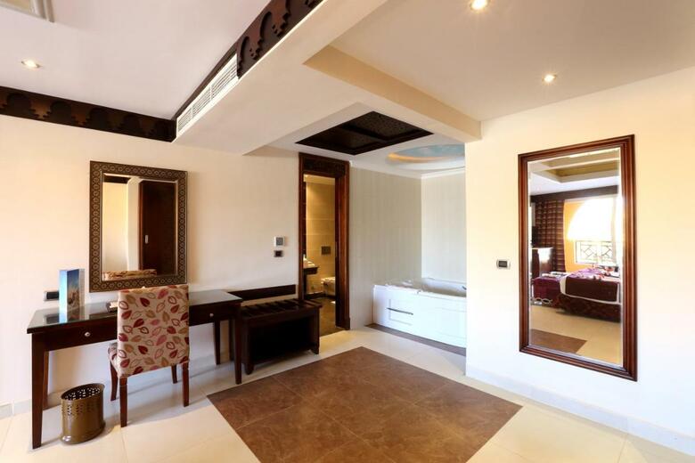 Hotel Rehana Royal Beach Resort & Spa