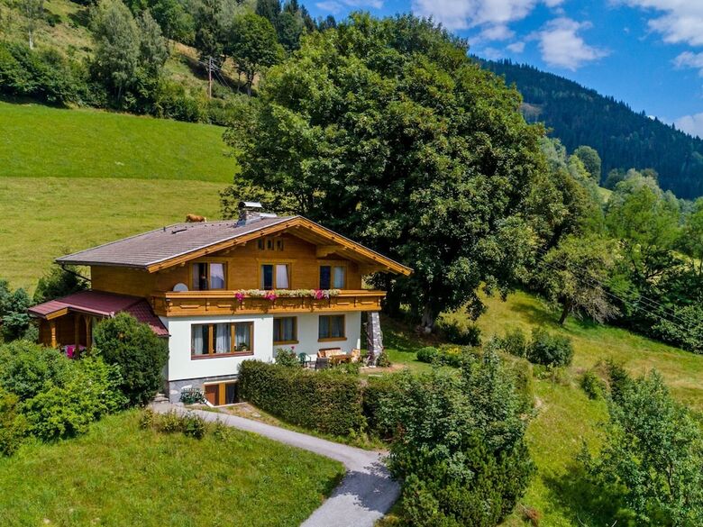 Spacious Chalet With Sauna In Piesendorf