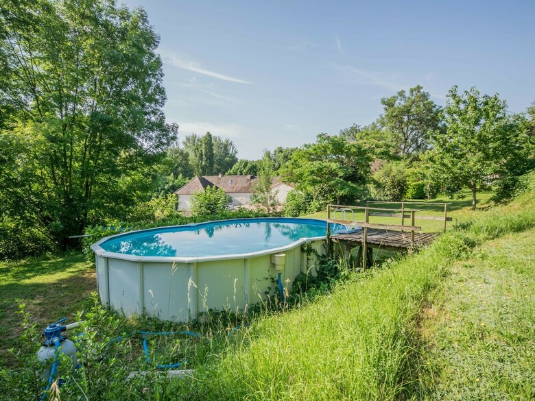 Peaceful Holiday Home Saint-martin-le-redon With Pool