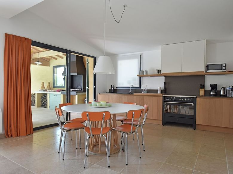 Lavish Villa In Malauc�ne With Private Garden