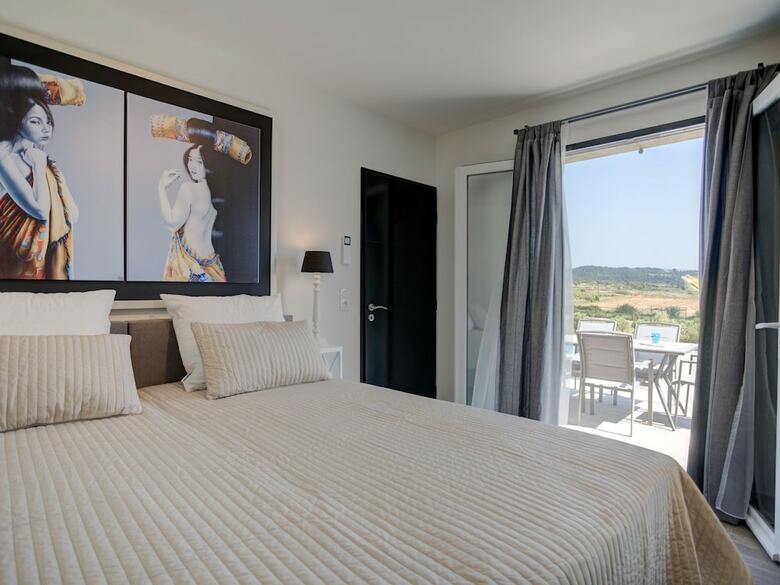 Luxury Villa In Aigne With Swimming Pool