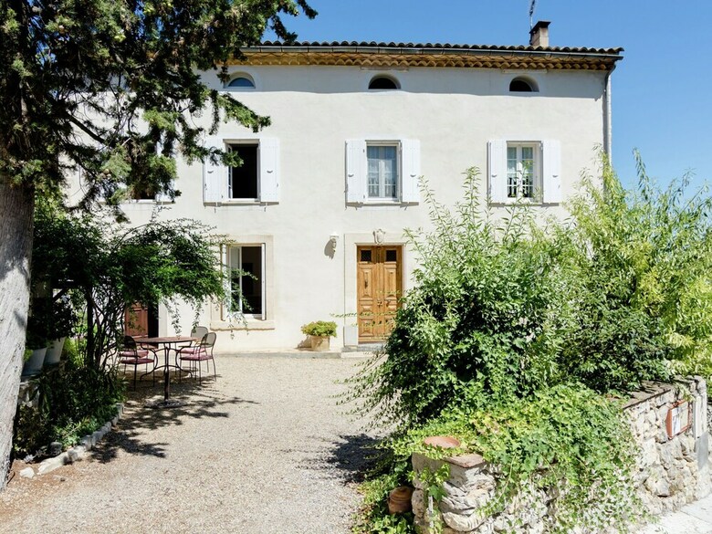 Welcoming Villa With Private Garden In Bages