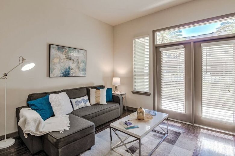 Upscale Condo Close To Downtown - Parking Included