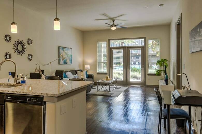 Upscale Condo Close To Downtown - Parking Included