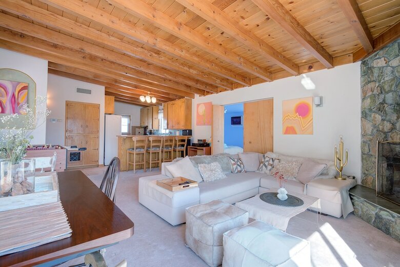 Classic 1960s Cottage On 10 Acres With Jacuzzi!