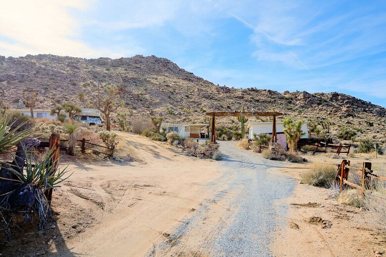 Classic 1960s Cottage On 10 Acres With Jacuzzi!