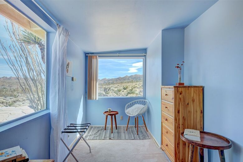 Classic 1960s Cottage On 10 Acres With Jacuzzi!