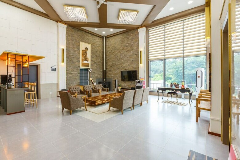 Pension Gallery 774