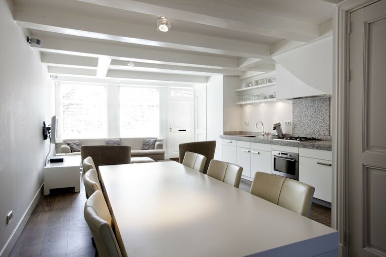 Charles Apartment