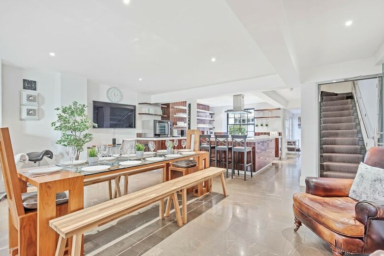 Brunswick Palace Opulent Mansion By Sea