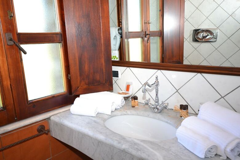 Galanias Hotel & Retreat