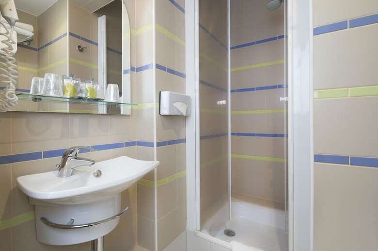 A L'hotel Des Roys