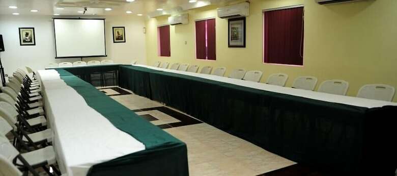 Hotel Reliance Royal Suites
