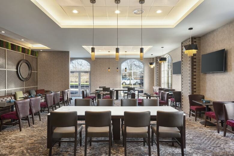 Hotel Embassy Suites Cleveland Rockside