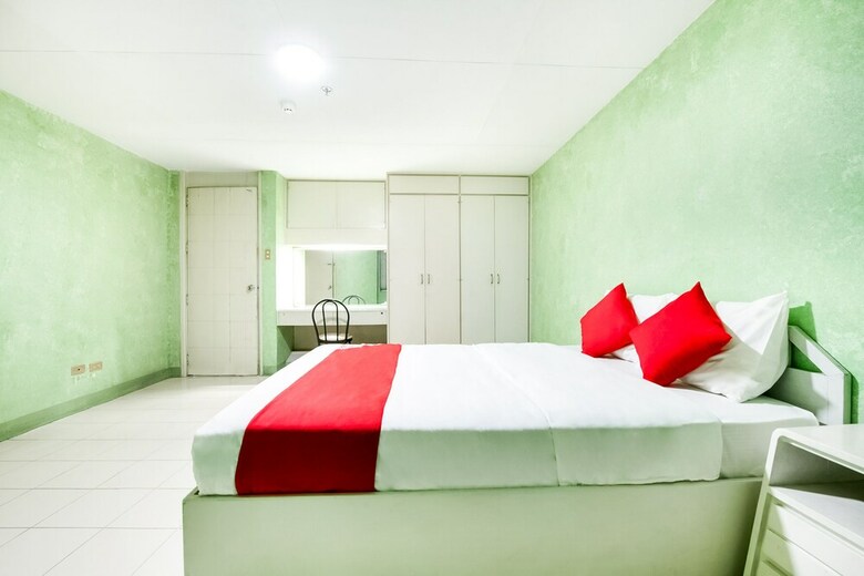 Oyo 242 Benson Apartelle