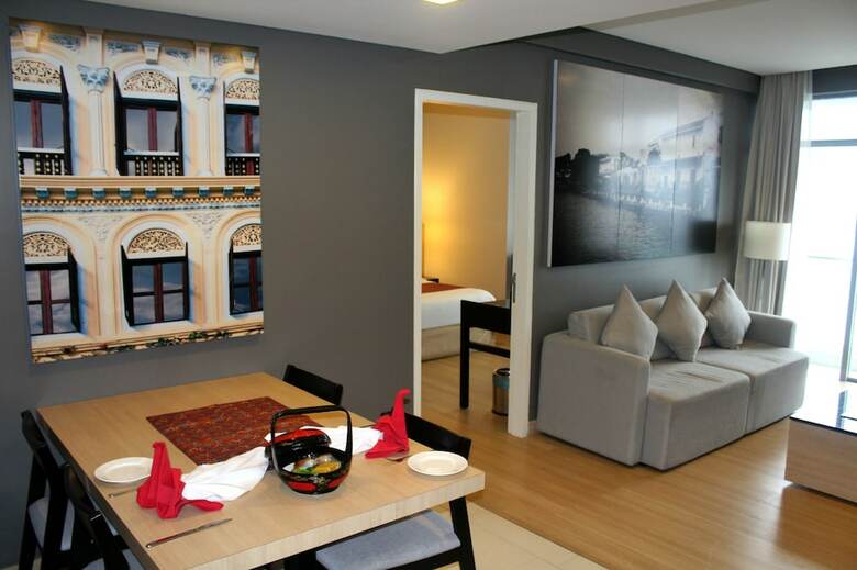 The Straits Hotel & Suites