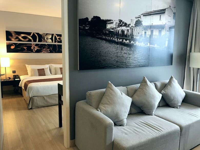 The Straits Hotel & Suites