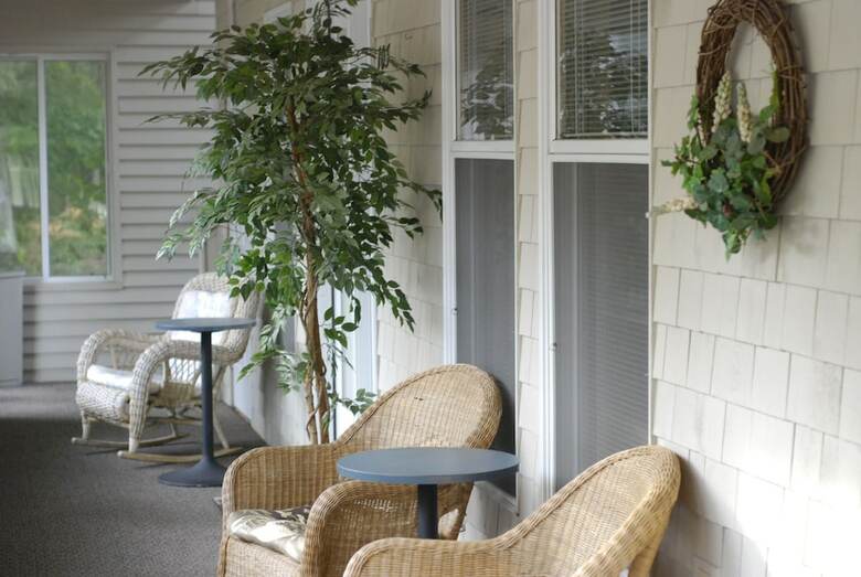 Bed & Breakfast Wrens Nest Village Inn