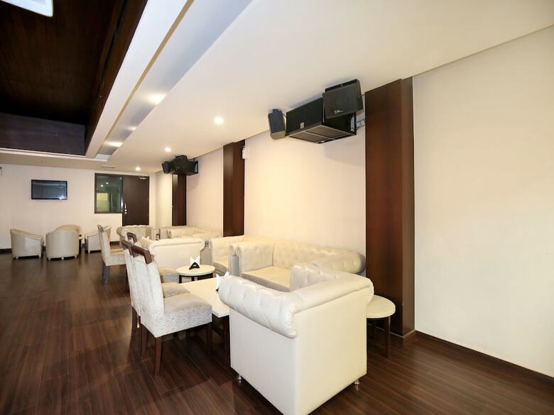 Oyo 12989 White Diamond Hotel