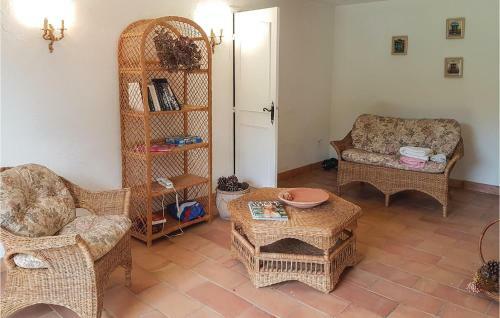 Four-bedroom Holiday Home In Montauroux