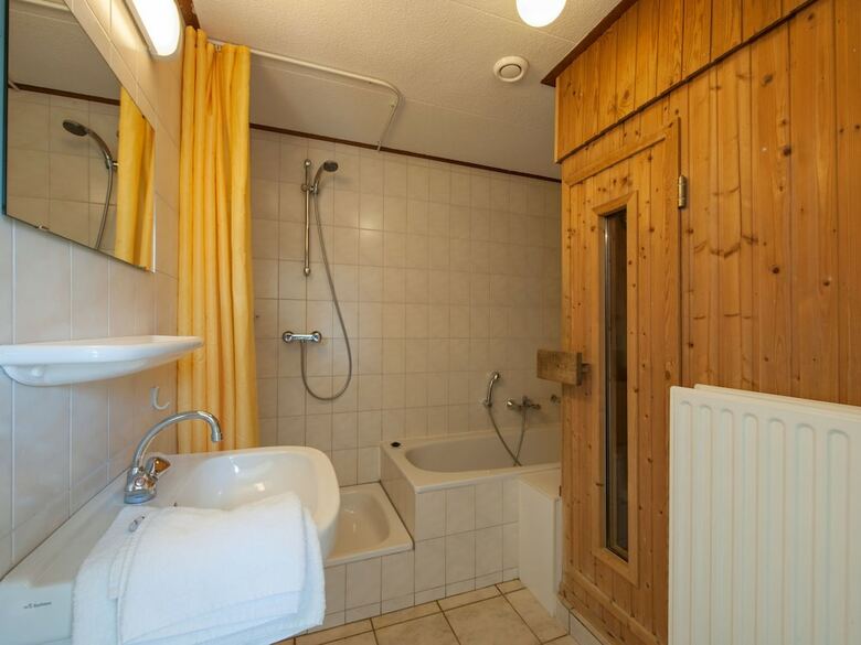 Detached Single-storey Bungalow, Sea Within Walking Distance