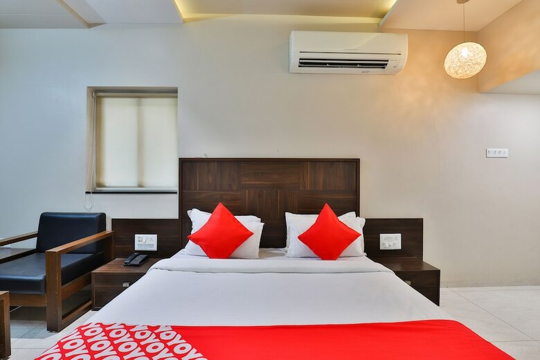 Oyo 24028 Hotel Om Palace & Party Plot