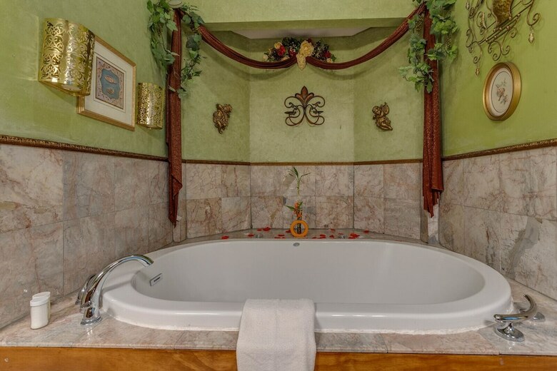 The Whispering Pines Inn Bed & Breakfast