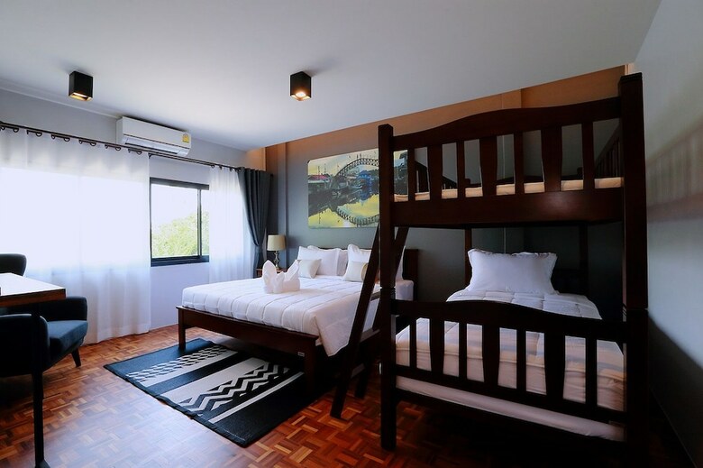 Hotel Canvas Family Home