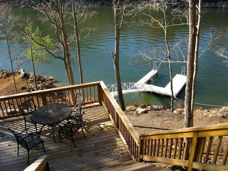 Whipkins Cove Beautiful 3 Bd Lakefront Getaway
