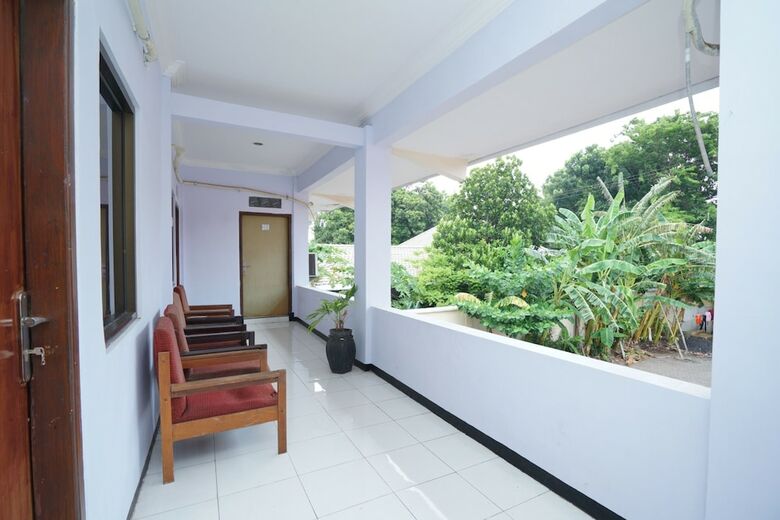 Hostal Oyo 2003 Female Guest House