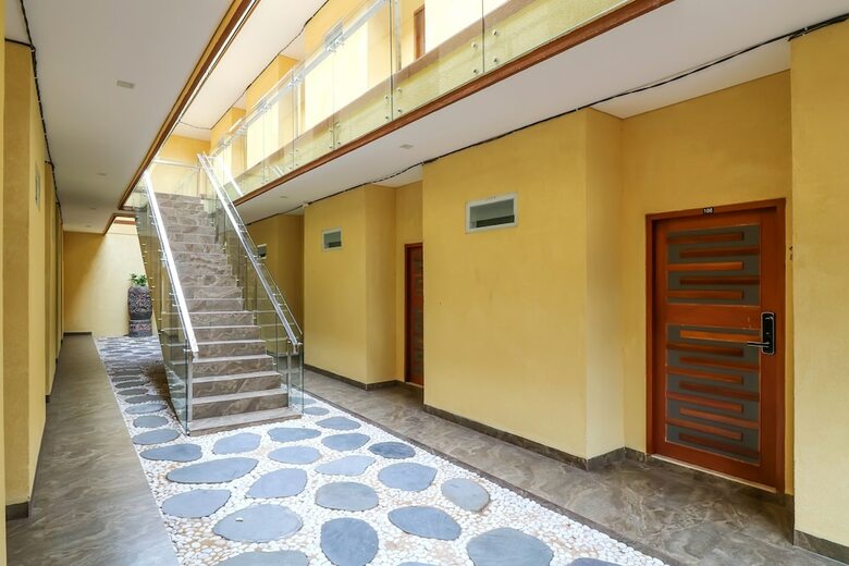 Hostal Oyo 2234 Dewi Uma House