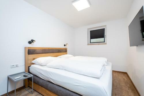 With Guts Living Top 2