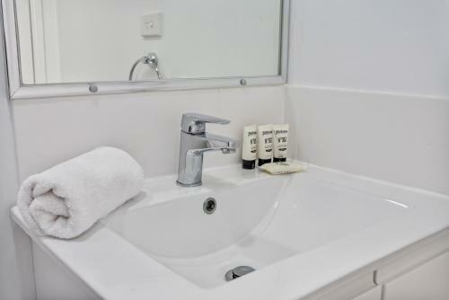 One-bed Apartment With Balcony And Parking Near Cbd