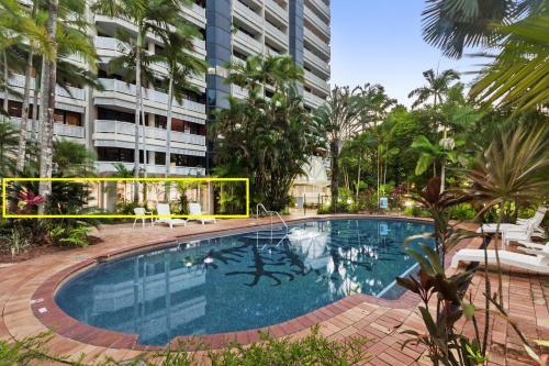 Luxury Pool Side Apartment In Beachfront Resort