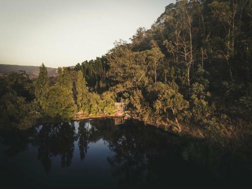 Quiet Lake House In Winery