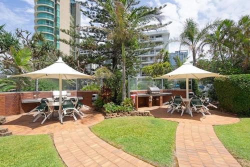 Resort Style Beach Apartment - Surfers Paradise