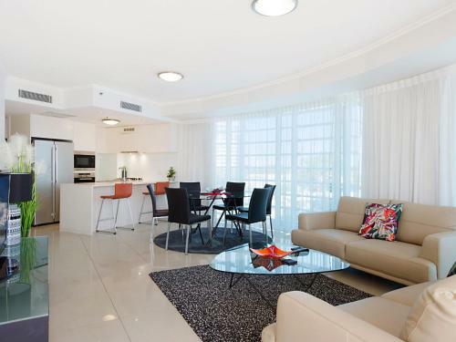 Reflections Tower 2 Unit 401 - Beachfront, Views And In A Great Location